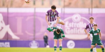 Arco gana un duelo aéreo ante el Coruxo