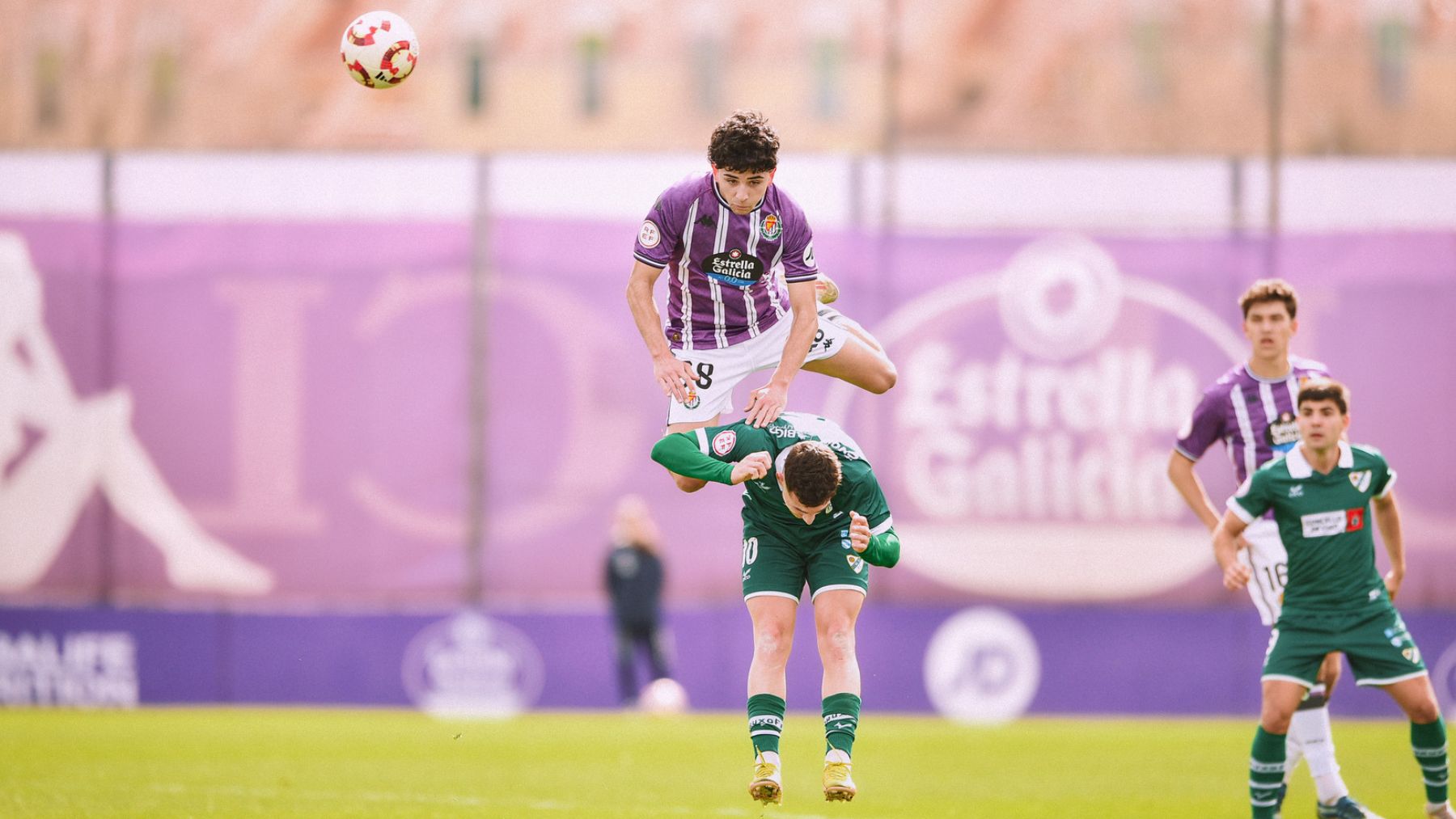 El Real Valladolid quema etapas: 16 juveniles participaron con el Promesas 4 Arco gana un duelo aéreo ante el Coruxo