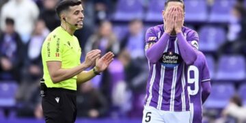 Javi Sánchez protesta la mano a García Verdura en el Real Valladolid - Celta