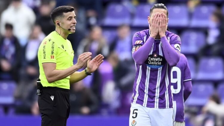 Javi Sánchez: salida enquistada 1 Javi Sánchez protesta la mano a García Verdura en el Real Valladolid - Celta