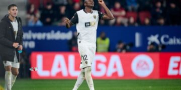 Umar Sadiq celebra su gol a Osasuna