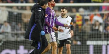 David Torres tuvo que ser sustituido en Mestalla