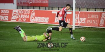 Tresaco, jugador del Zamora, en el duelo ante el Barakaldo de Primera RFEF