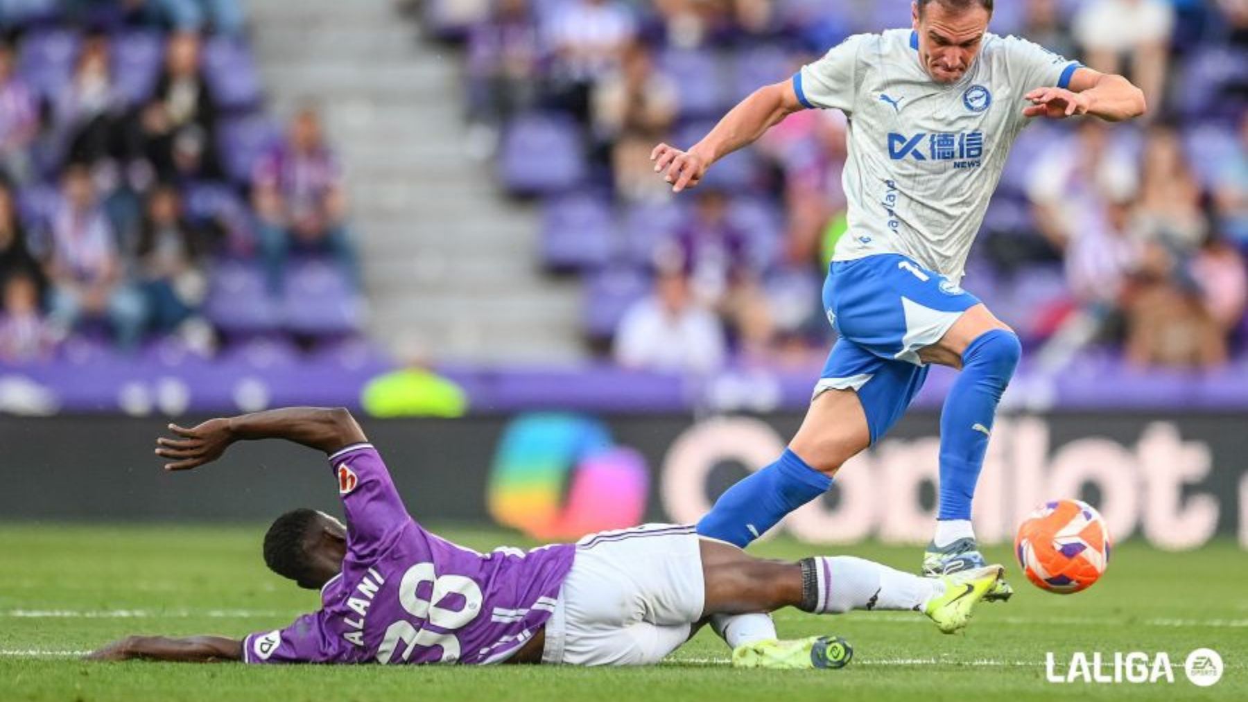 Alani se presenta al mundo 2 Alani