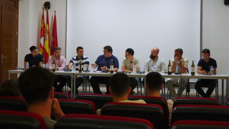 La gestión deportiva como vía para crecer en el fútbol vallisoletano 1 Conferencia de Gestión Deportiva en Matapozuelos