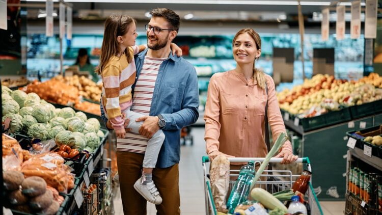 Es oficial: el Gobierno lanza una nueva ayuda de 2.400 € para las familias que cumplan estos requisitos 1 El Gobierno lanza una nueva ayuda de 2.400 € para las familias