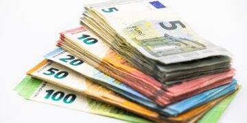 La mente de aquellas personas que separan los billetes según su valor