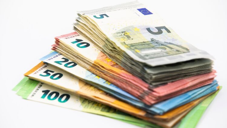 Confirmado: esto dice la ciencia sobre la mente de aquellas personas que separan los billetes según su valor 1 La mente de aquellas personas que separan los billetes según su valor