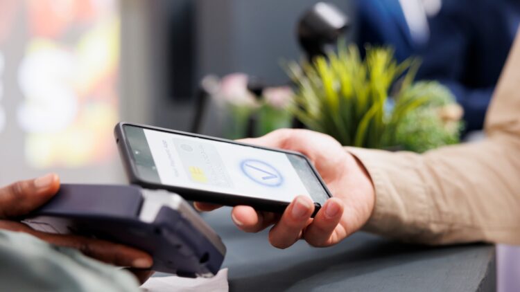 Hacienda se pone seria: si pagas con Bizum, la Agencia Tributaria vigilará tus movimientos a partir de estas cantidades 1 Si pagas con Bizum, la Agencia Tributaria vigilará tus movimientos