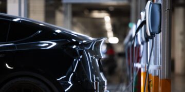 Cargar tu coche eléctrico de esta manera es ilegal en España