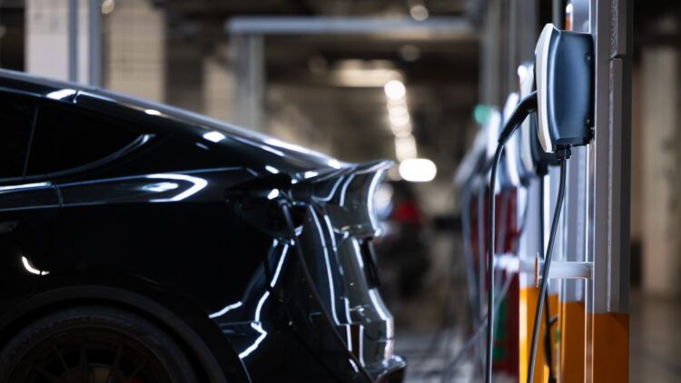 Confirmado: cargar tu coche eléctrico de esta manera es ilegal en España, pero pronto puede dejar de serlo 1 Cargar tu coche eléctrico de esta manera es ilegal en España