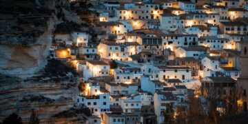 Adiós al 'Pueblo Pitufo': este pueblo español se tiñó de azul
