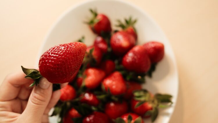 Así puedes disfrutar de unas fresas dulces con cero calorías