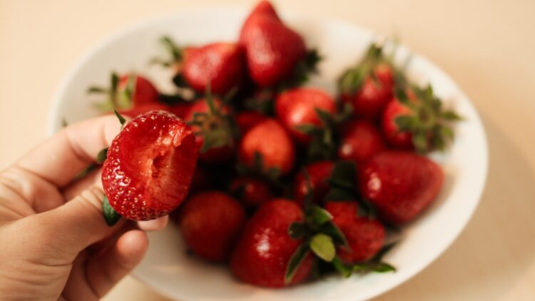 Ni frutero ni nevera: este es el lugar definitivo para guardar las fresas y mantenerlas frescas más tiempo 1 Este es el lugar definitivo para guardar las fresas