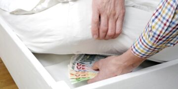 Hacienda lo confirma: guardar dinero bajo el colchón es legal