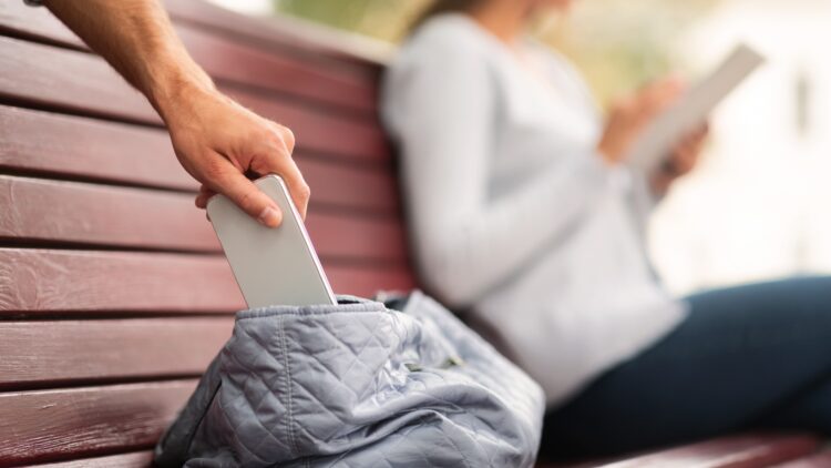 Le roban el DNI, acaba casada con un desconocido y se entera por una multa de Hacienda: pasó en España, pero parece de película 1 Acaba casada con un desconocido y se entera por una multa de Hacienda