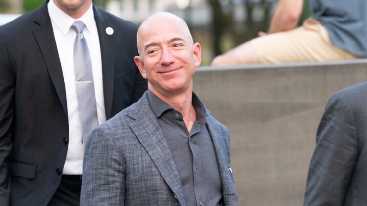 Jeff Bezos y sus orígenes en Valladolid: así revolucionó el hombre más rico del mundo su pueblo en su última visita 1 Jeff Bezos y sus orígenes en Valladolid