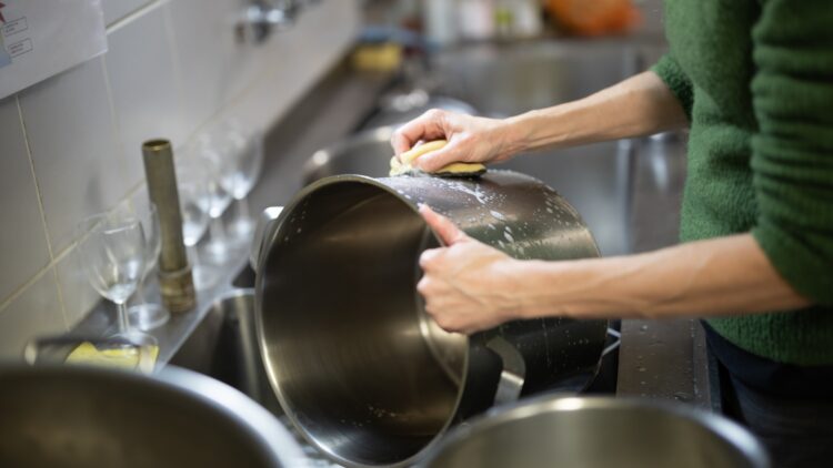 Adiós al estropajo: este es el truco definitivo que ya utilizaba tu abuela para limpiar el fondo de tus ollas pegadas 1 El truco definitivo que ya utilizaba tu abuela para limpiar el fondo de tus ollas