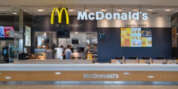 Un empleado de McDonald's se come un McFlurry en el trabajo, es despedido