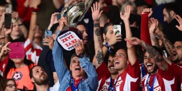 Mendilibar agranda su historia en Grecia