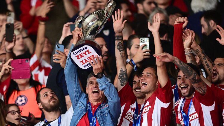 Mendilibar agranda su historia en Grecia