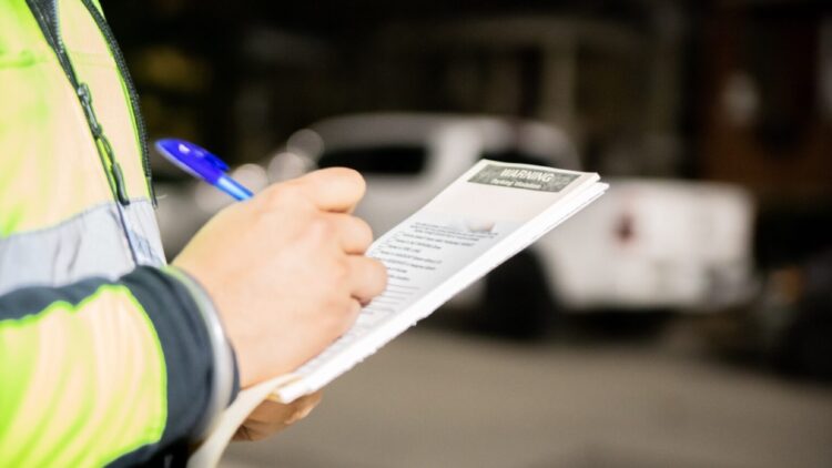La DGT lo confirma: impone multas de 200 euros por este uso cotidiano del parasol del coche 1 La DGT lo confirma: impone multas de 200 euros