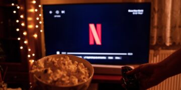 Netflix 'ficha' a Pérez-Reverte: estos son los rostros conocidos