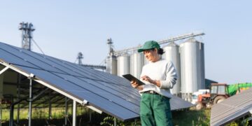 El dineral que gana en sus tierras gracias a las placas solares