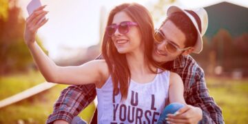 Amar en tiempos de Instagram: qué es el 'throning'