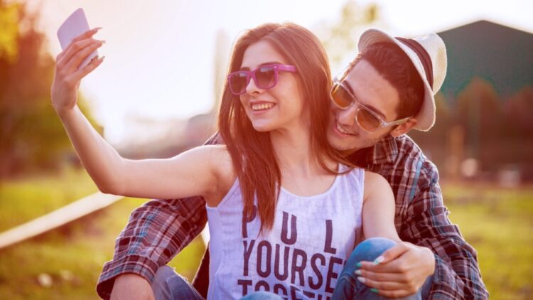 Amar en tiempos de Instagram: qué es el 'throning' y cómo lo usan los influencers para ganar repercusión en redes sociales 1 Amar en tiempos de Instagram: qué es el 'throning'