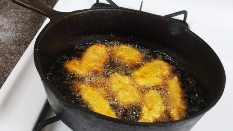 La OCU lo confirma: este es el número máximo de veces que deberías reutilizar el aceite al cocinar 1 El número máximo de veces que deberías reutilizar el aceite