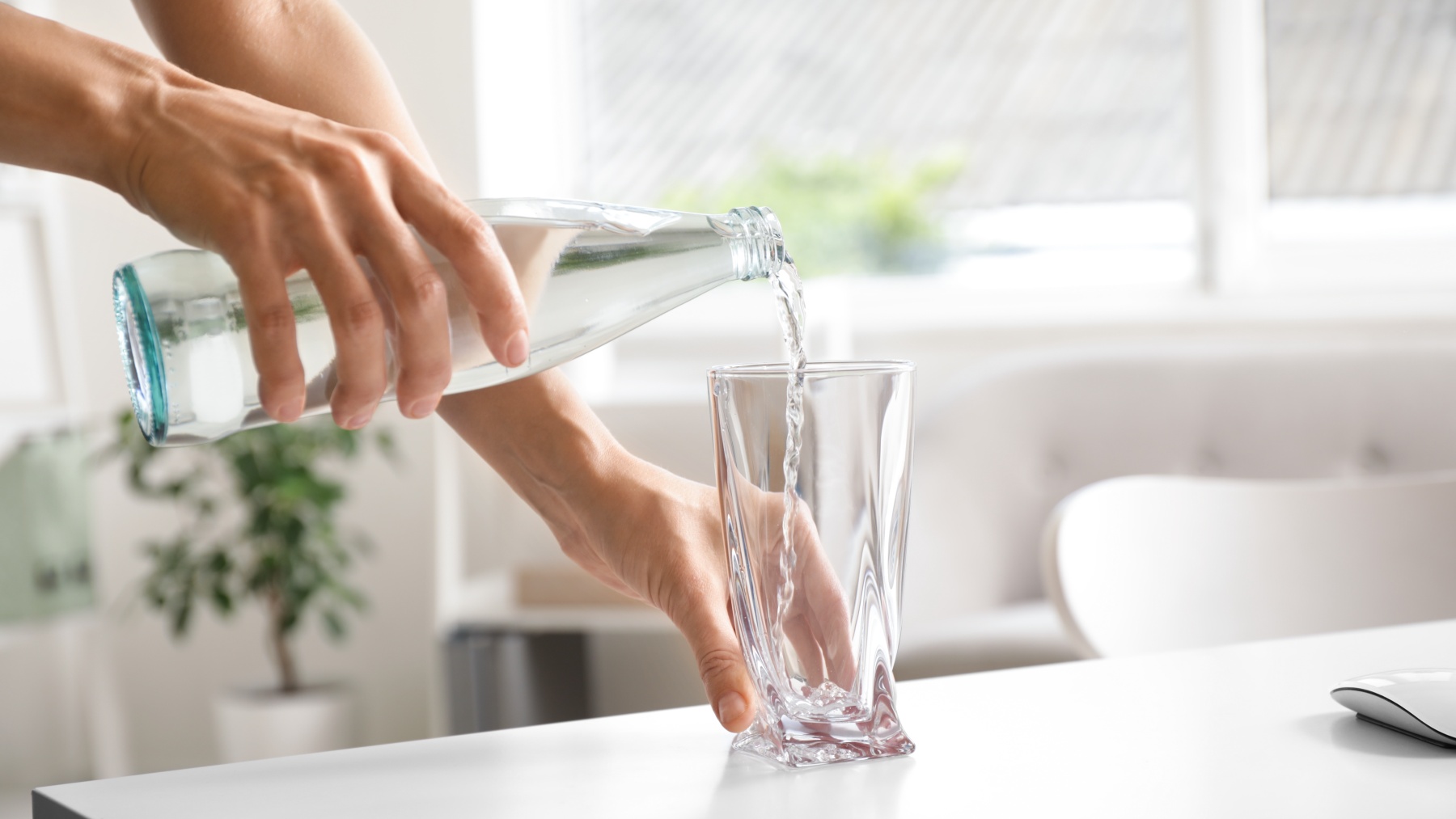 Adiós al mito de los 2 litros: este es el agua que los expertos recomiendan beber durante una ola de calor 1 Este es el agua que los expertos recomiendan beber