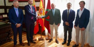 El alcalde, Jesús Julio Carnero, junto a os nuevos dueños del Real Valladolid