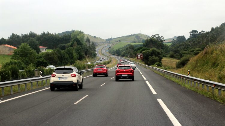 La DGT piensa en la movilidad del futuro: esta es la nueva etiqueta que tu coche podría llevar 1 La DGT piensa en la movilidad del futuro