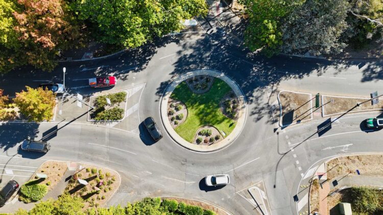 La DGT lo confirma: estás utilizando mal los intermitentes en la rotonda y esta es la manera correcta de hacerlo 1 La DGT lo confirma: estás utilizando mal los intermitentes