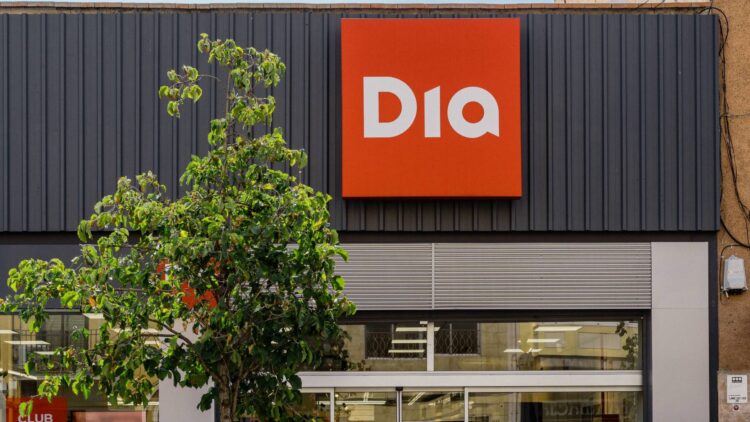 Dia abre un supermercado... en una iglesia: así fue la 'reconversión' de una parroquia en una tienda en esta ciudad 1 Dia abre un supermercado... en una iglesia