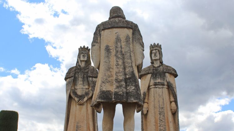 ¿Por qué en España tenemos dos apellidos y en otros lugares solo tienen uno? Una lingüista explica el motivo 1 ¿Por qué en España tenemos dos apellidos y en otros lugares solo tienen uno?