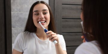 Por qué estos grupos de edad deberían pasarse al cepillo eléctrico