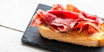 Los puntitos blancos que le salen al jamón serrano