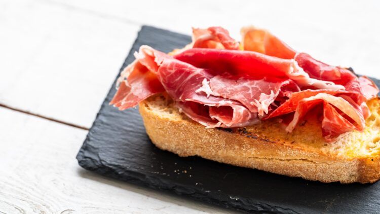 Ni sal ni moho: esto es lo que realmente significan los puntitos blancos que le salen al jamón serrano 1 Los puntitos blancos que le salen al jamón serrano