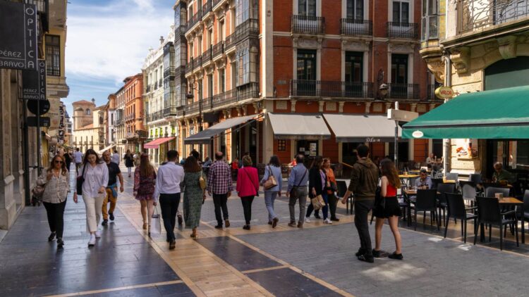 Ni Sevilla ni San Sebastián: esta popular ciudad es la que tiene más bares por habitante en toda España 1 Esta popular ciudad es la que tiene más bares por habitante en toda España