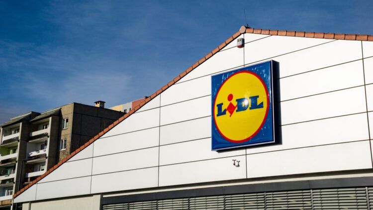 Ni Ikea ni Amazon: Lidl arrasa con este invento que cambiará tus maratones de series y cine en las noches de verano 1 Lidl arrasa con este invento que cambiará tus maratones de series y cine