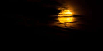 Ni eclipse ni lluvia de estrellas: qué es la 'Luna de fresa'