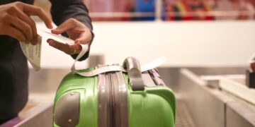 Un matrimonio viaja de luna de miel, le pierden la maleta en el aeropuerto