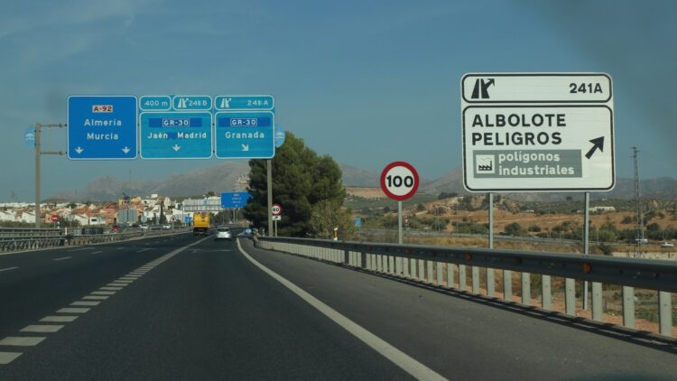 Es oficial: la DGT lanza una nueva señal de tráfico que te impedirá conducir solo en determinadas zonas 1 Es oficial: la DGT lanza una nueva señal de tráfico