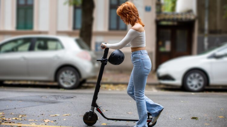 AliExpress arrasa a la competencia: este patinete eléctrico es lo más buscado este verano y está tirado de precio 1 Este patinete eléctrico es lo más buscado este verano