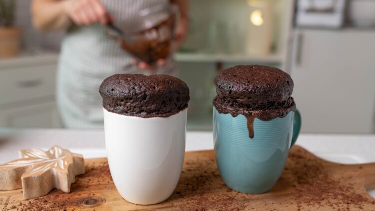 Rápido, jugoso y sin manchar nada: prepara en 2 minutos este postre viral que está arrasando en redes sociales 1 Prepara en 2 minutos este postre viral que está arrasando