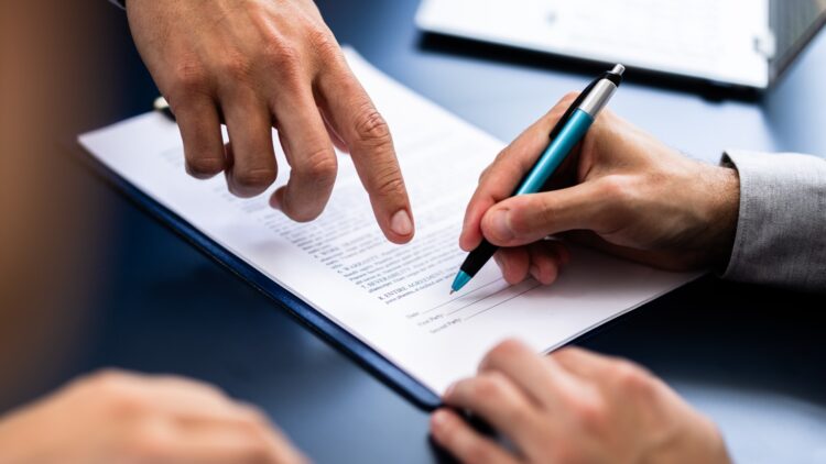 Confirmado: tu compañía puede renovar automáticamente tu seguro del coche sin avisarte por esta cláusula 1 Tu compañía puede renovar automáticamente tu seguro del coche