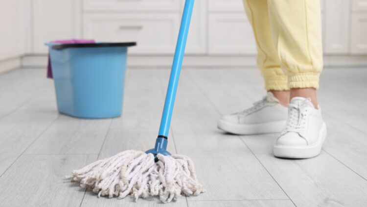 Ni lejía ni desinfectante: este ingrediente que todos tenemos en casa y que usaba tu abuela dejará tus suelos brillantes 1 Todos tenemos en casa y que usaba tu abuela dejará tus suelos brillantes