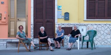 La Policía lo confirma: tomar el fresco en la calle puede ser ilegal